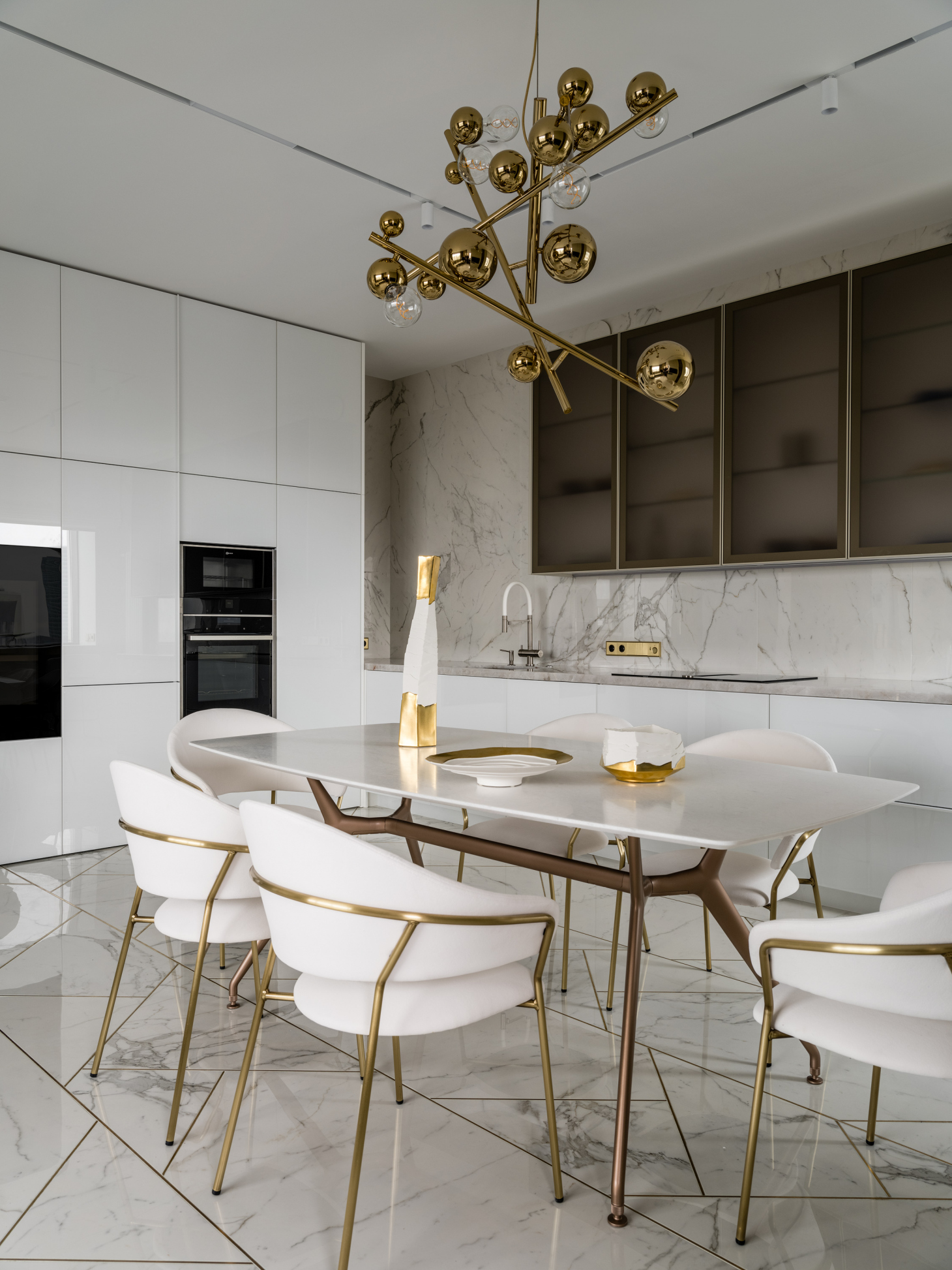 Кухня со стеклянными фасадами