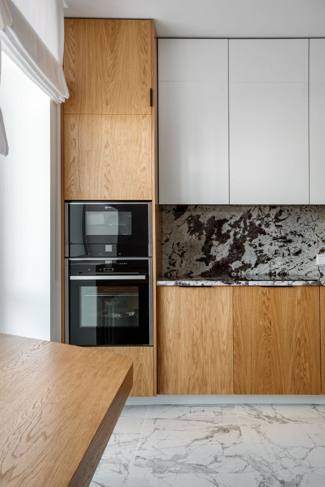 Кухонный пенал в шпоне дуба с техникой