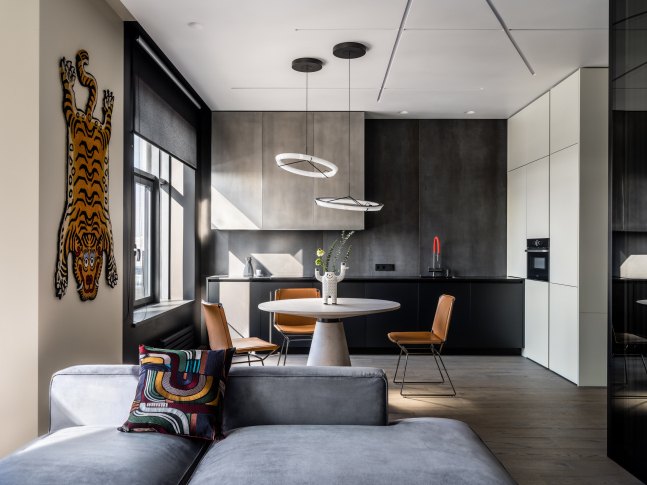 68 m<sup>2</sup> Apartment With a Glass Home Office for a Bachelor: Photos, Videos, and Estimate of the Completed Interior