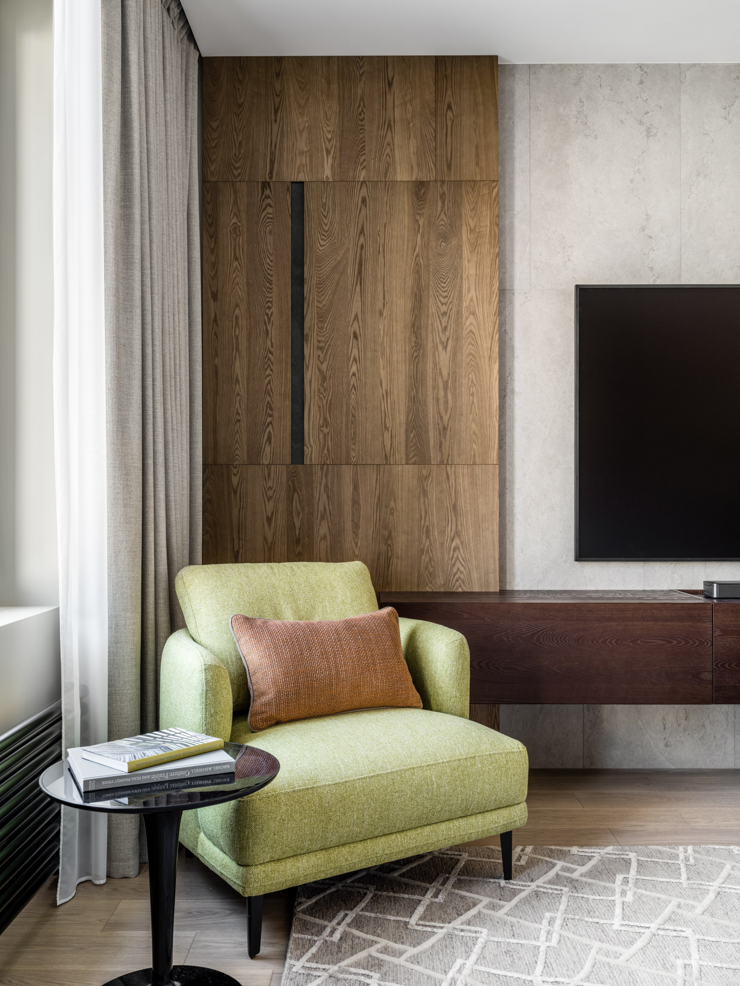 Журнальный столик и кресло в спальне