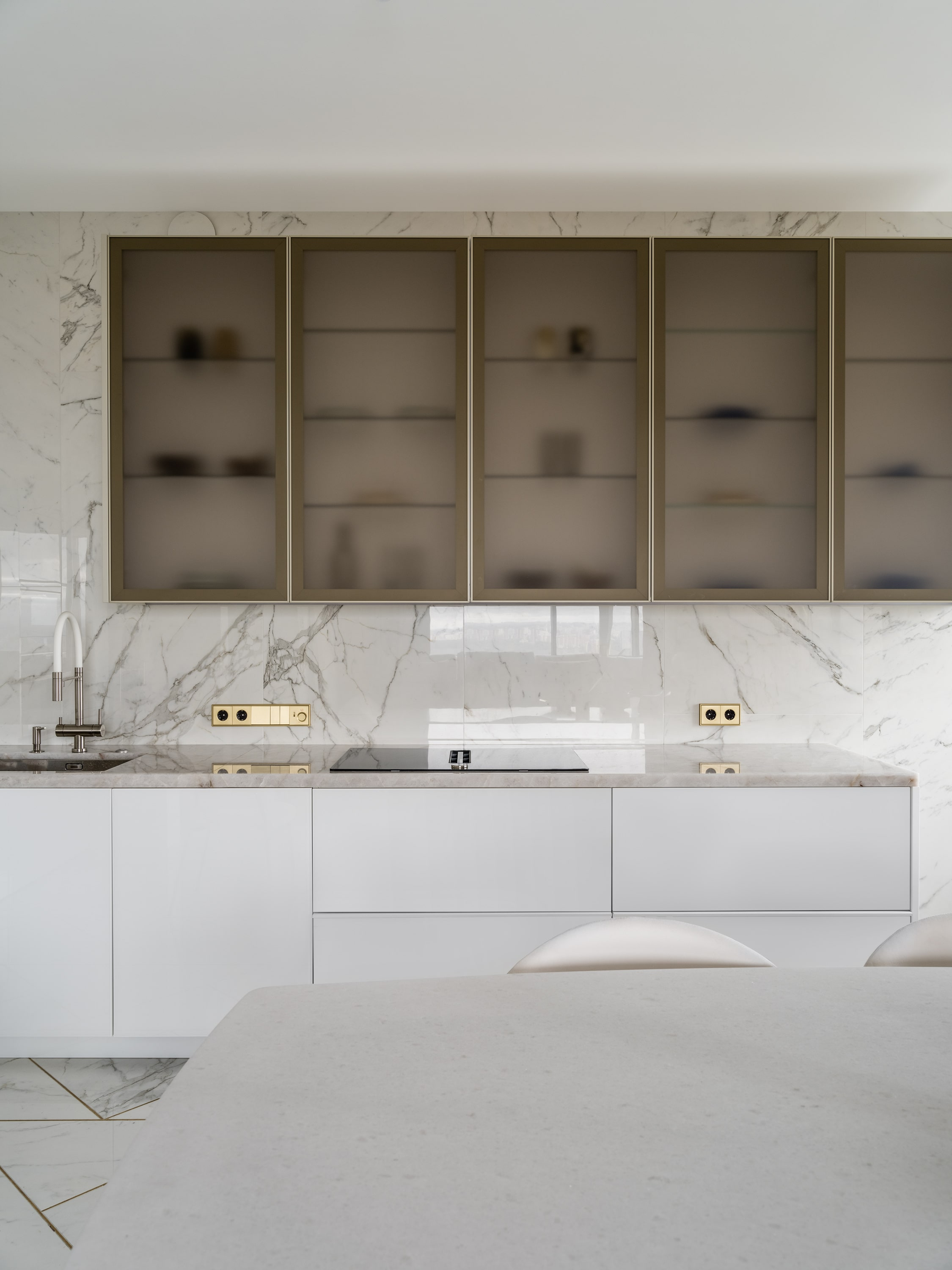 Кухня со стеклянными фасадами