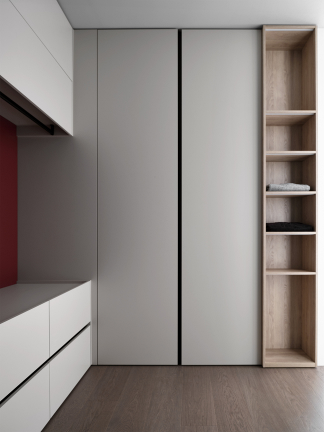 Современная гардеробная при спальне