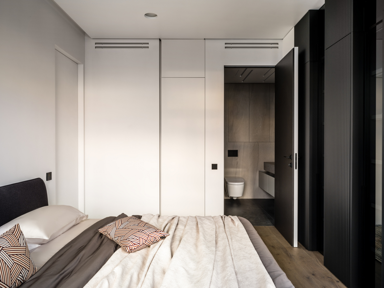 Белый шкаф до потолка