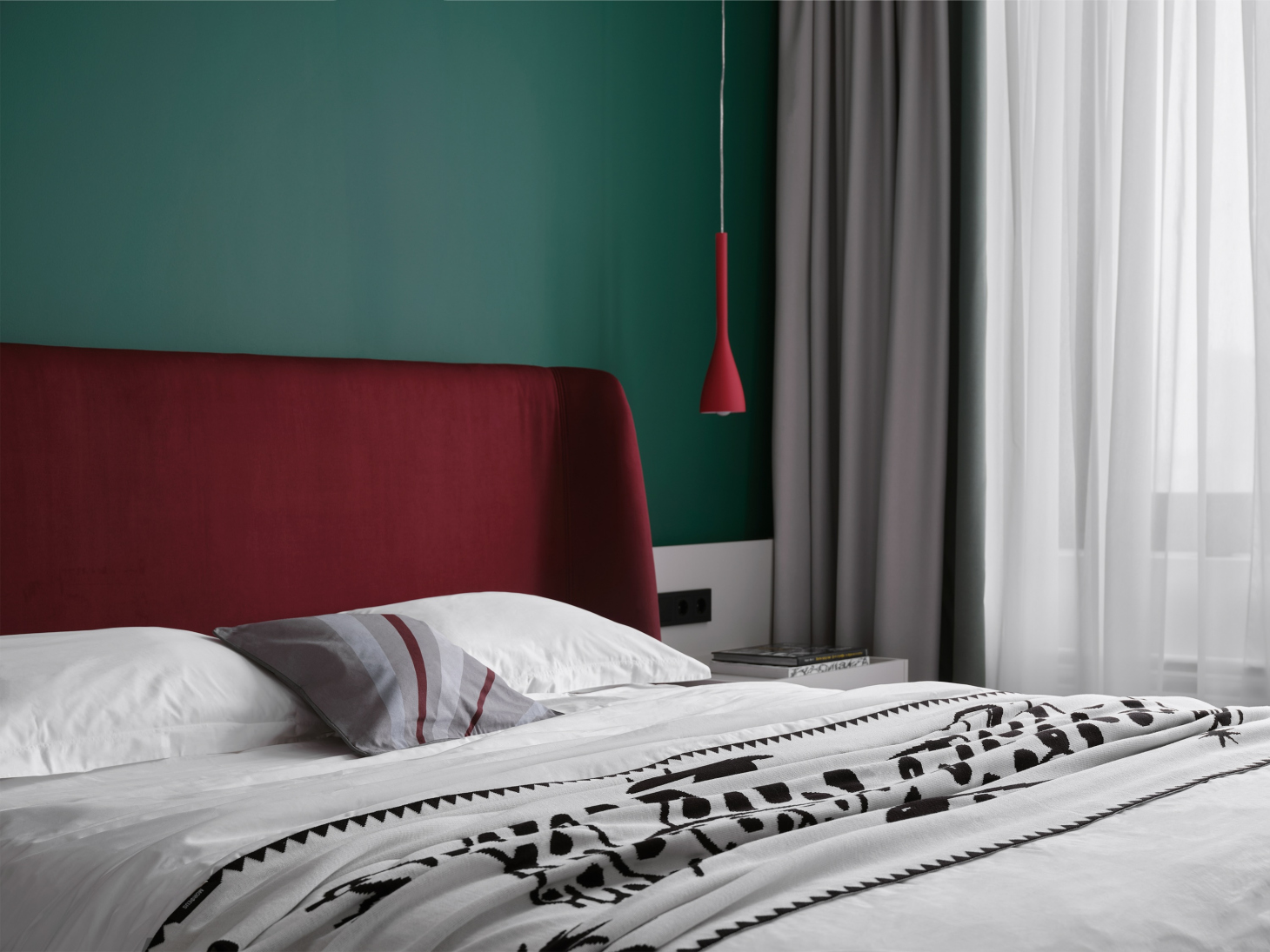 Дизайн интерьера яркой спальни