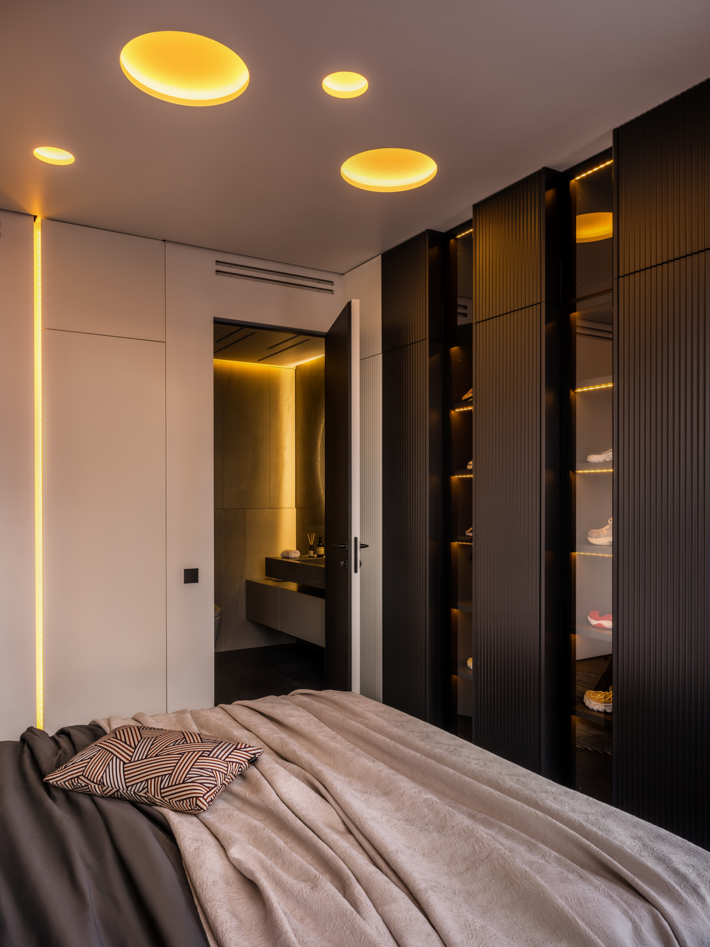 Шкаф для одежды с подсветкой