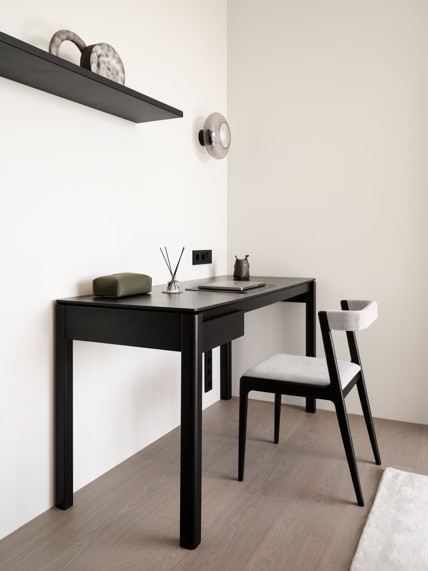 Дизайн рабочего стола в спальне