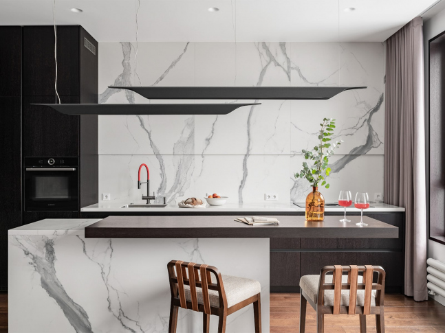 138 m<sup>2</sup> Three-Bedroom Apartment With a Kitchen Island: Photos, Videos, and Estimate of the Completed Interior