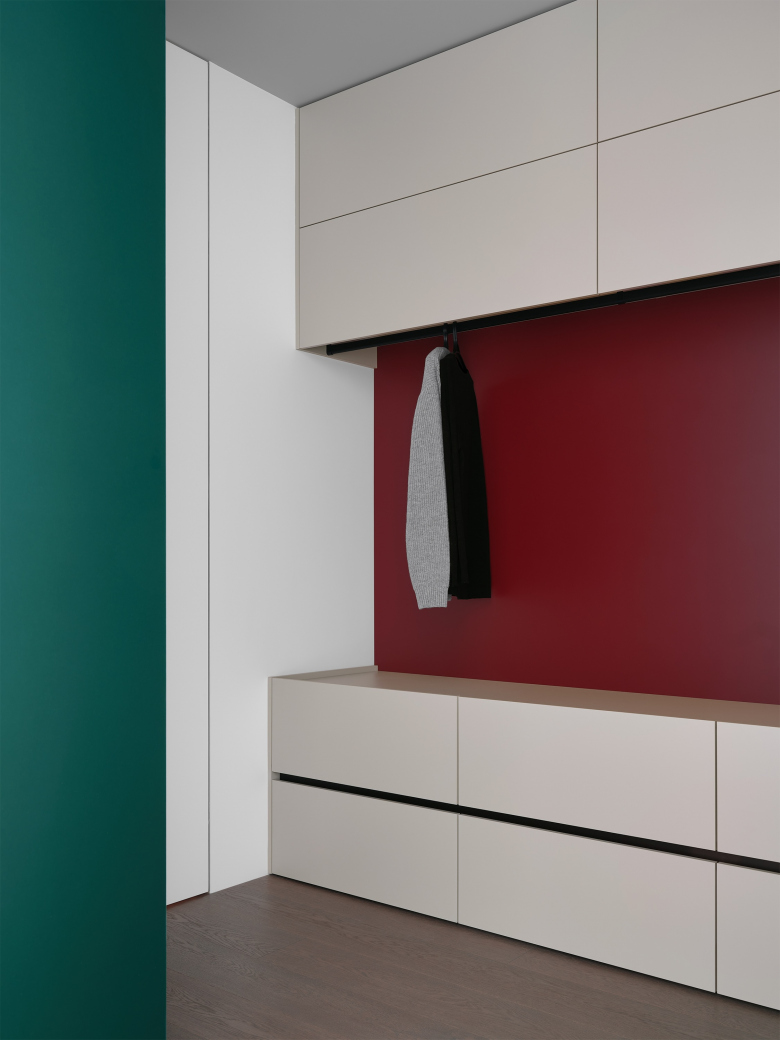 Проходная гардеробная с подсветкой