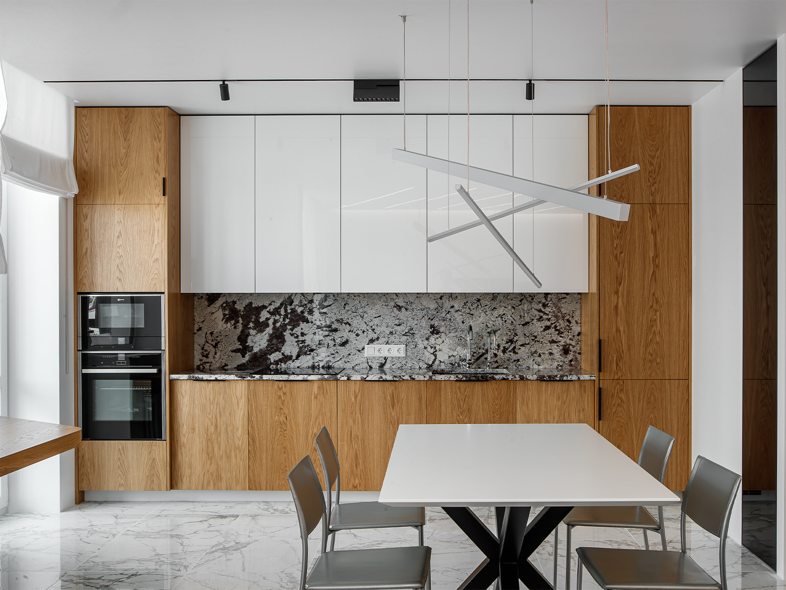 Прямая кухня с большой столешницей