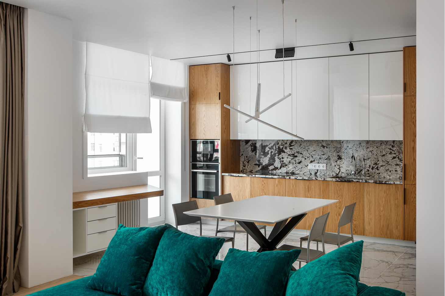 Кухня с пеналами до потолка