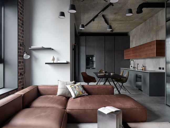 80 m<sup>2</sup> Loft-Style Apartment With Two Workplaces: Photos, Videos, and Estimate of the Completed Interior