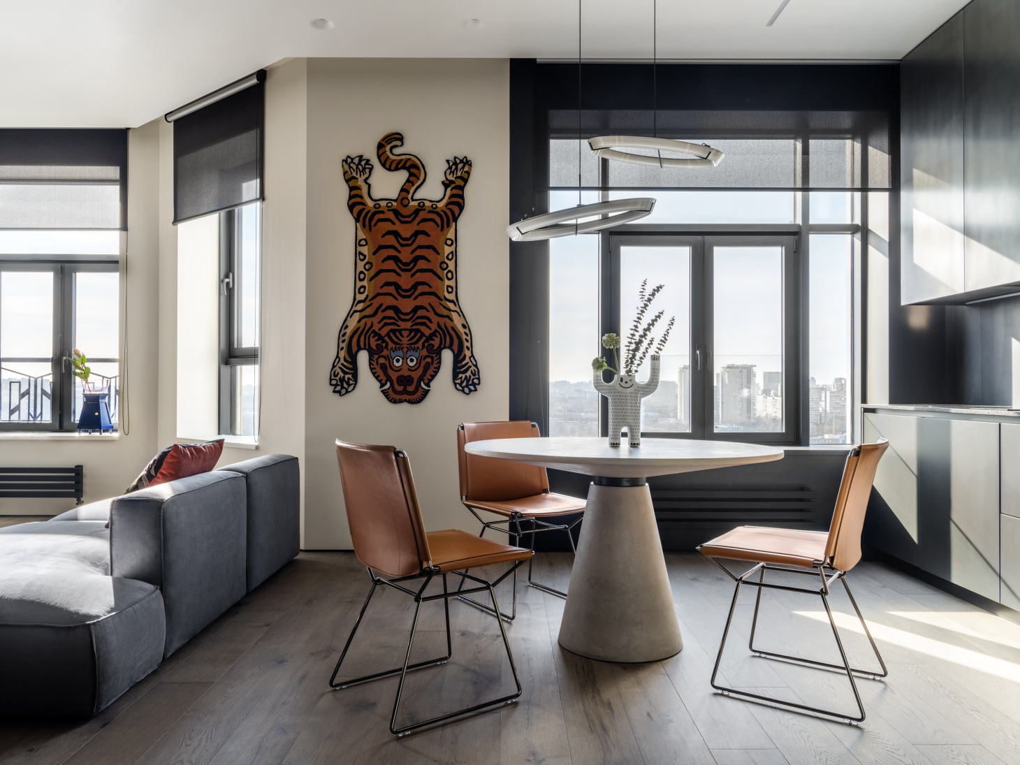 Кухня-гостиная с большими окнами