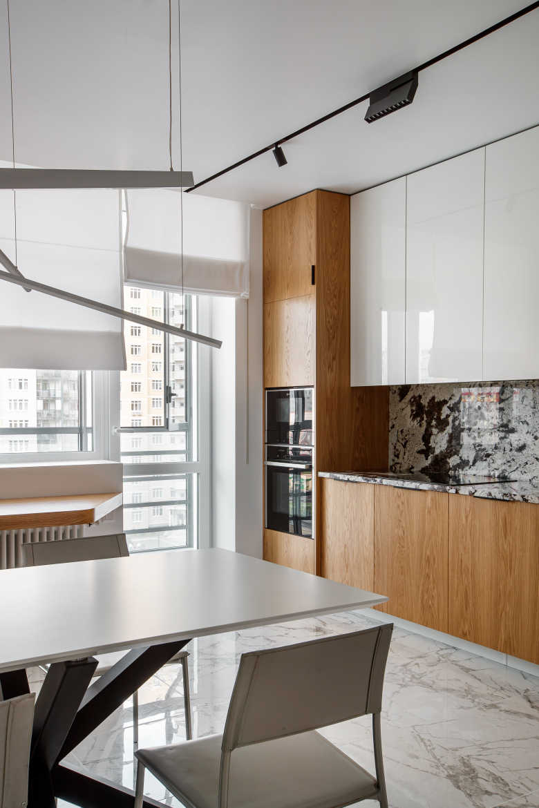 Кухонный пенал в шпоне дуба с техникой