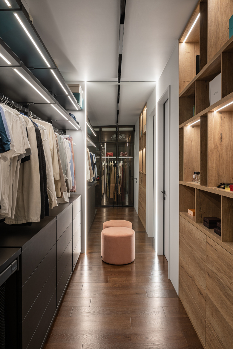 Проходная гардеробная с подсветкой