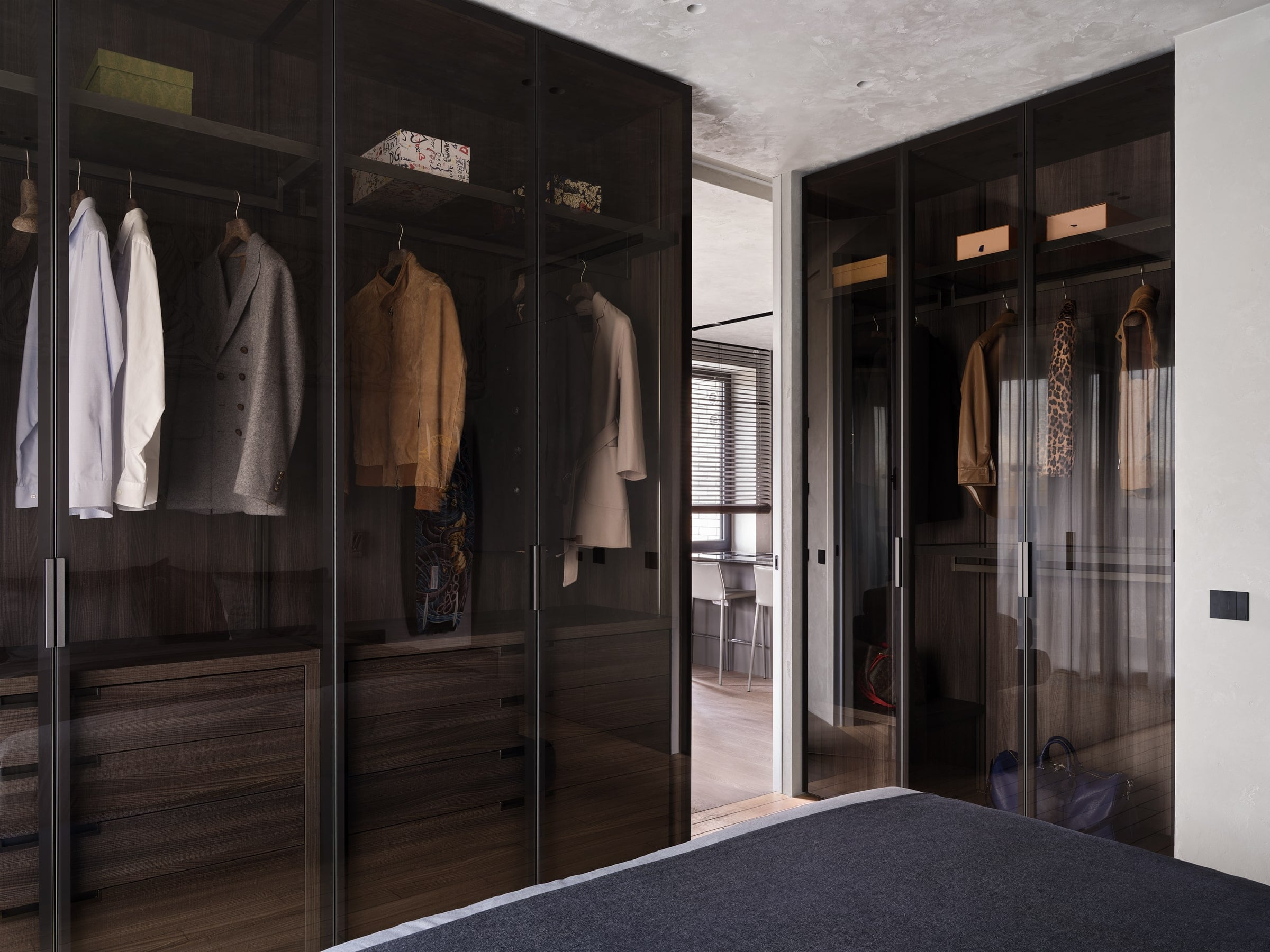 Стеклянный шкаф для одежды в спальню