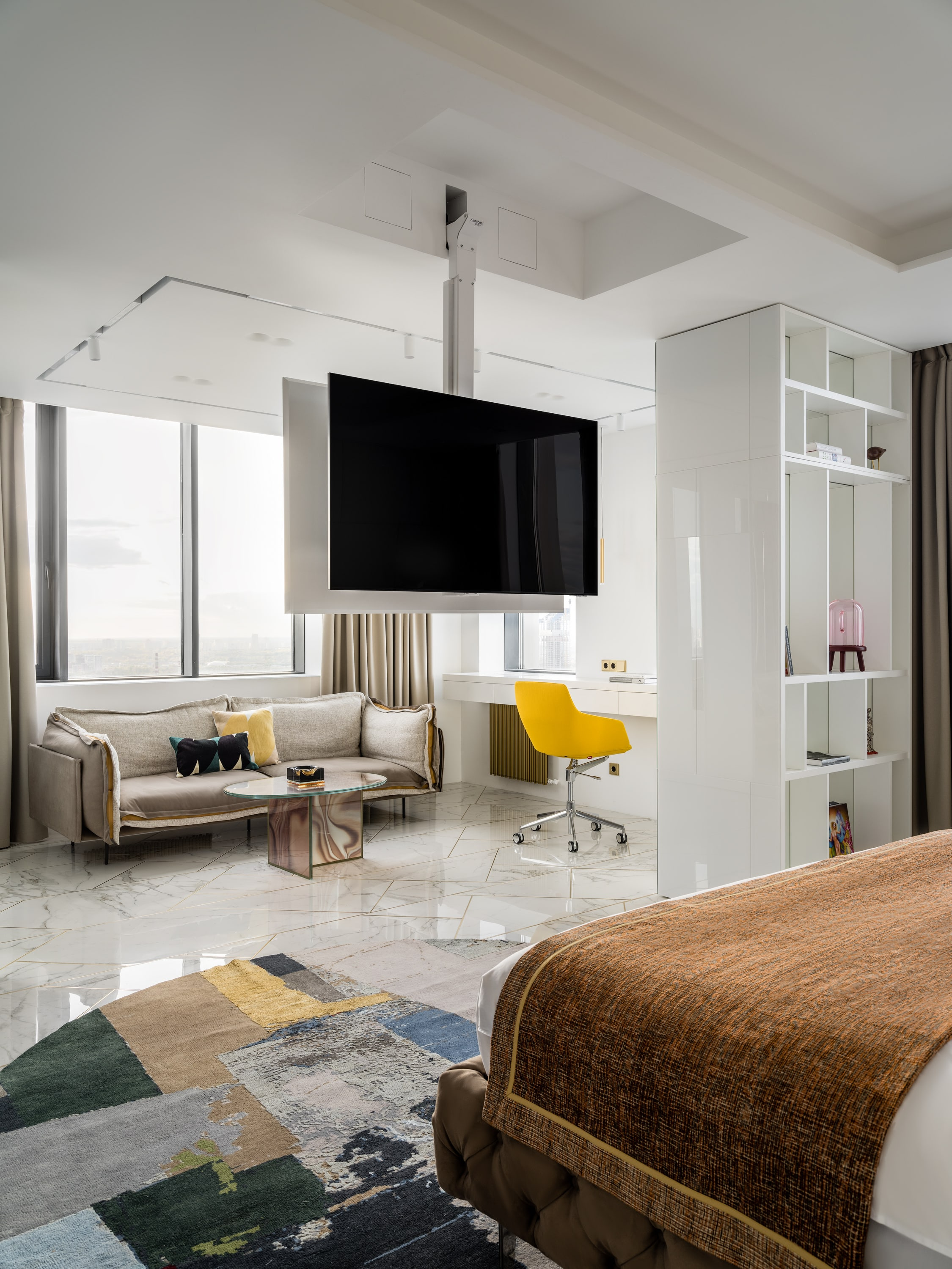 Спальня с выдвижным телевизором