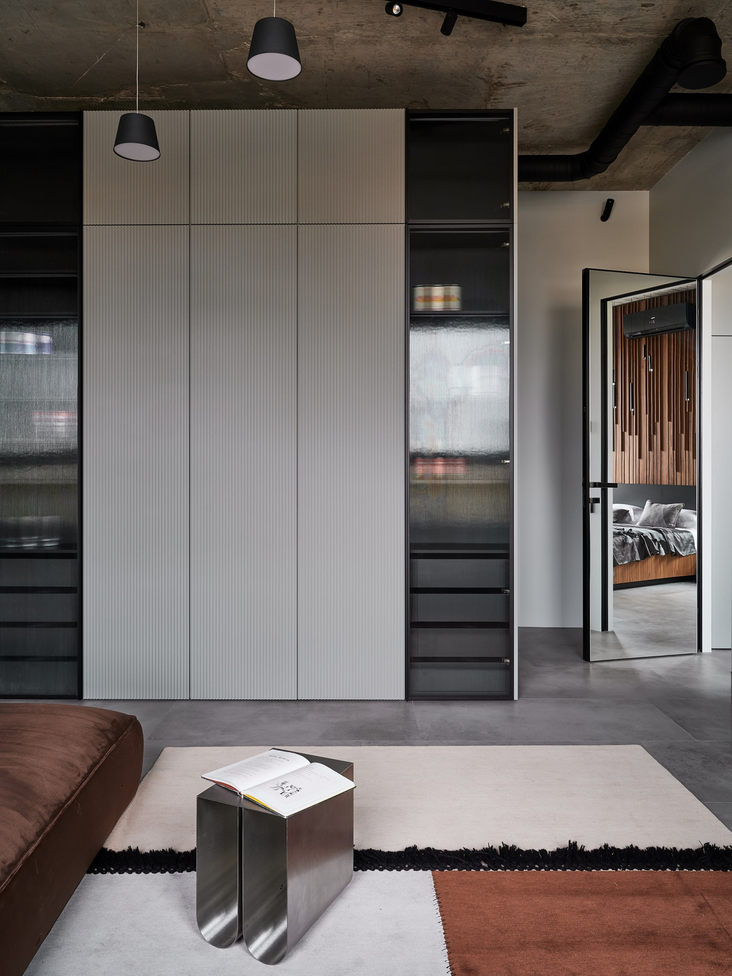 Шкаф с ребристыми фасадами