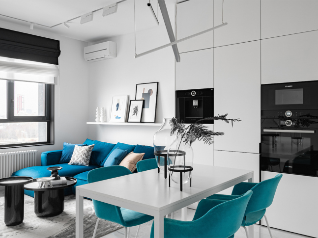 77 m<sup>2</sup> White Two-Bedroom Apartment With a Home Office: Photos, Videos, and Estimate of the Completed Interior