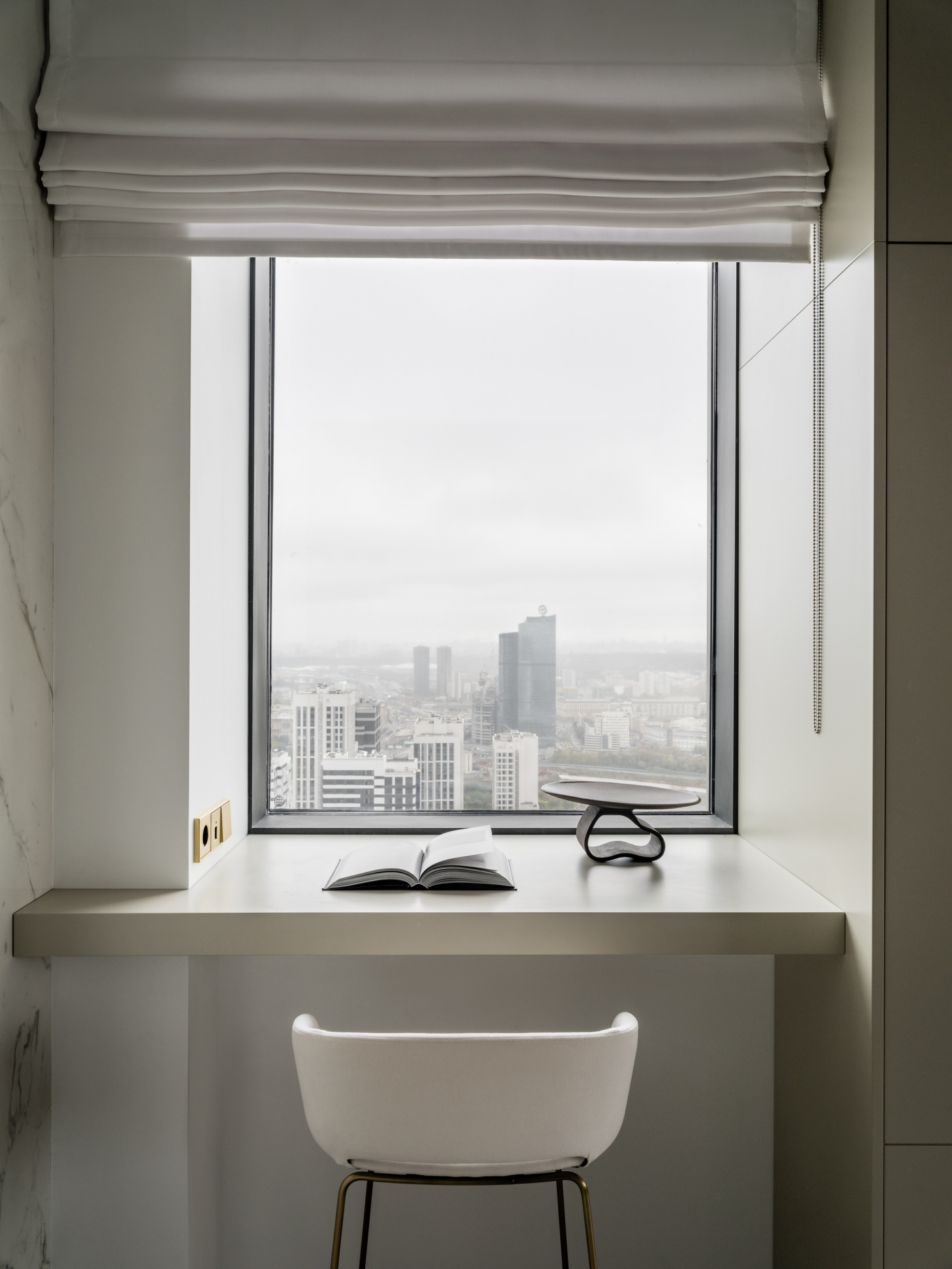 Рабочий стол у окна в квартире