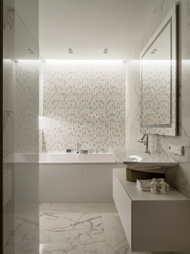 Ванная комната с большим зеркалом