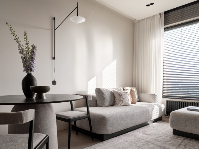 Warm Minimalism in a 72&nbsp;m<sup>2</sup>  Moscow Apartment with a Window in the Bathroom and a Walk-in Closet: Photos, Video, and Interior Estimate