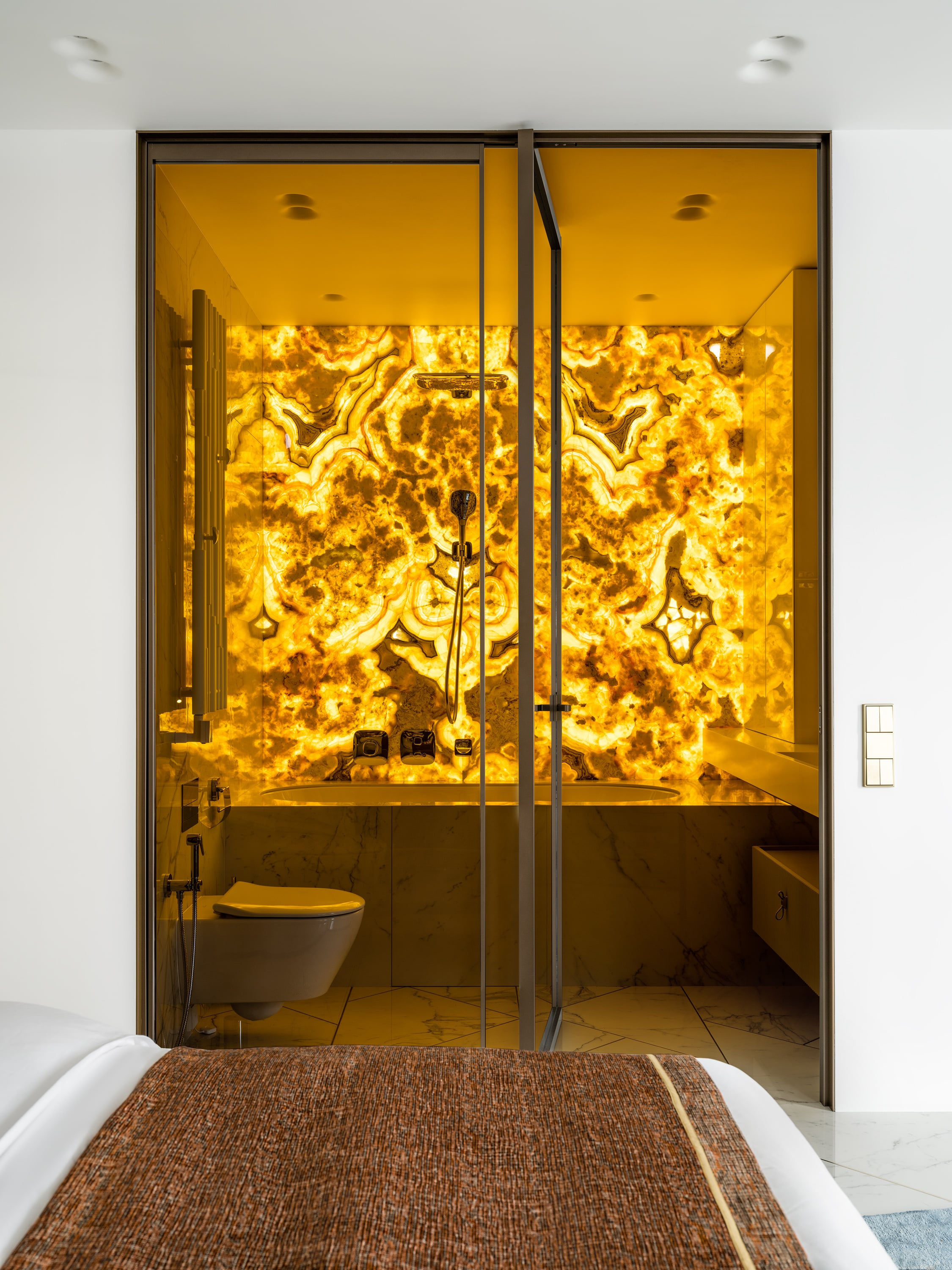 Слэб из оникса с подсветкой в ванной