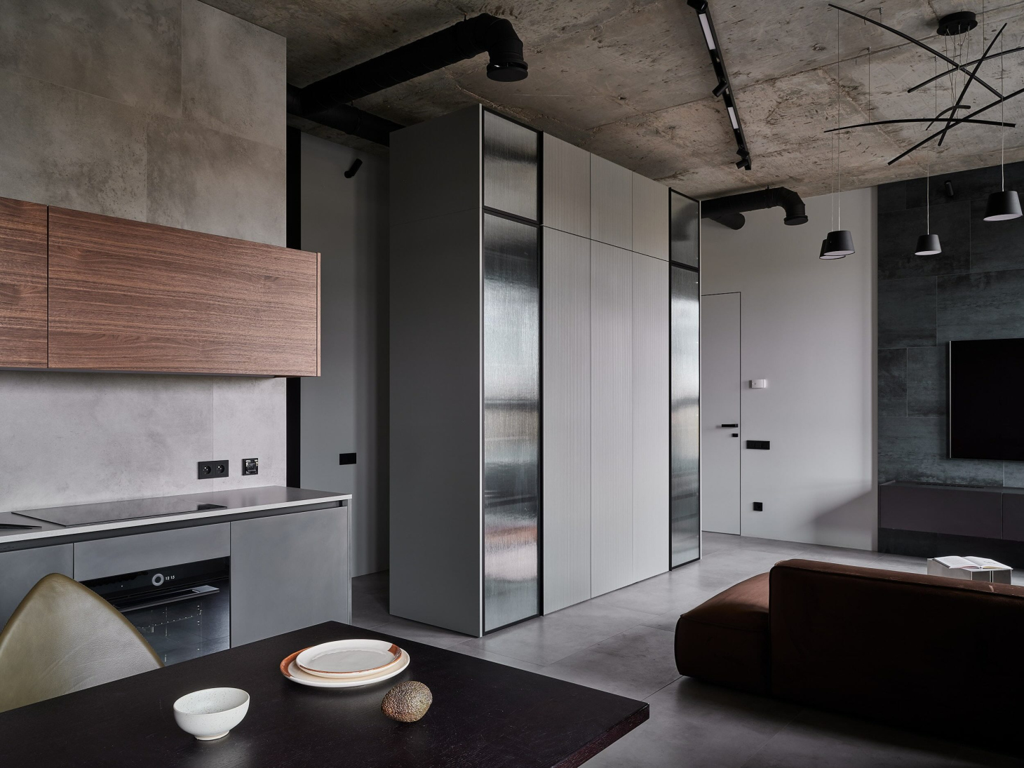 Шкаф со стеклянными витринами