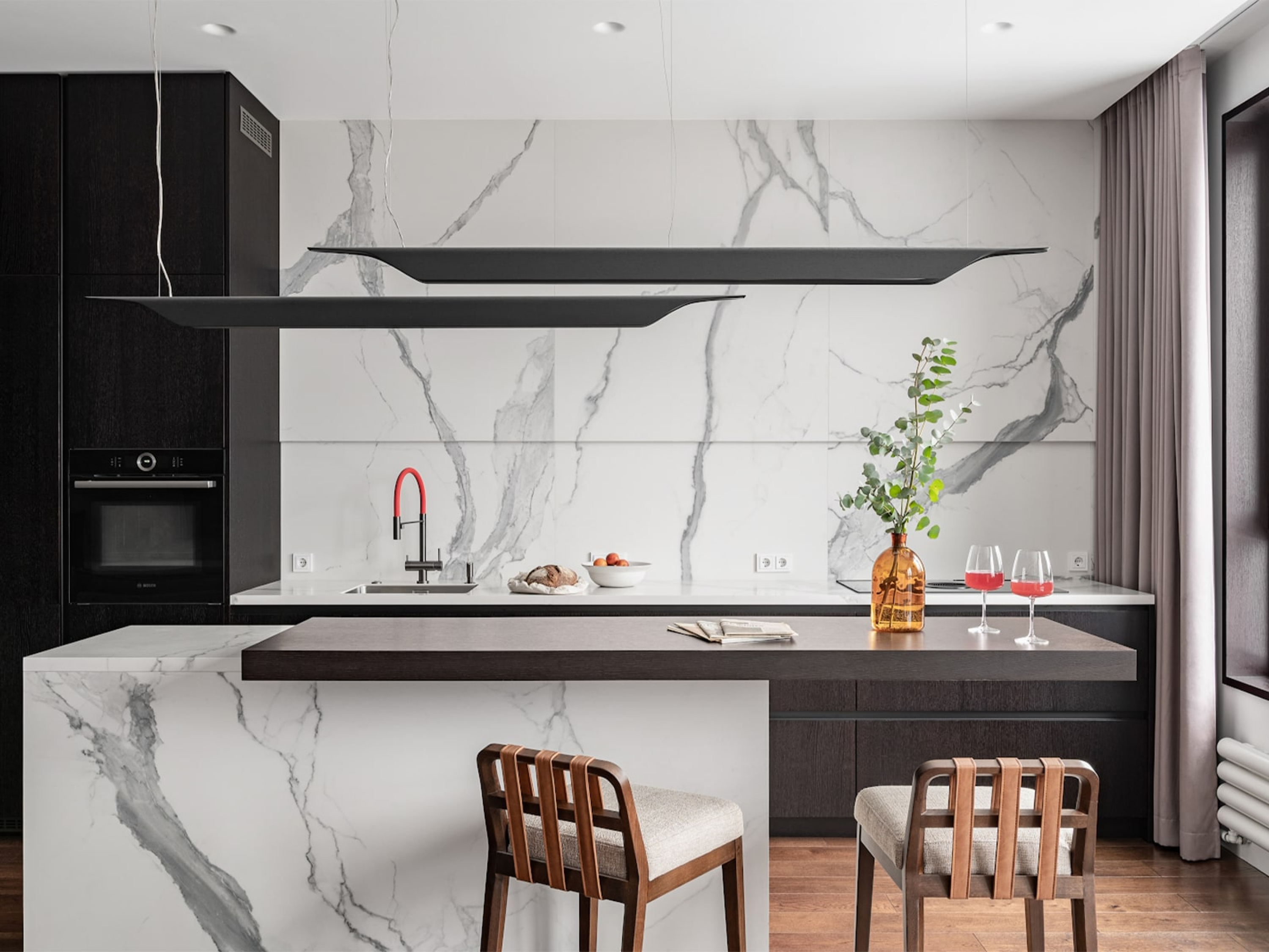 138 m<sup>2</sup> Three-Bedroom Apartment With a Kitchen Island: Photos, Videos, and Interior Estimate