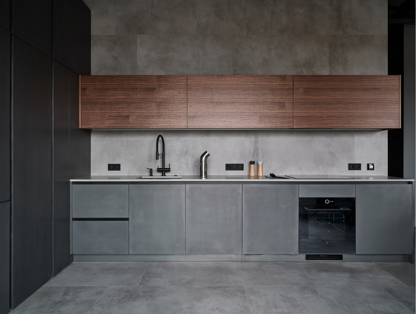 Кухня с металлизированными фасадами