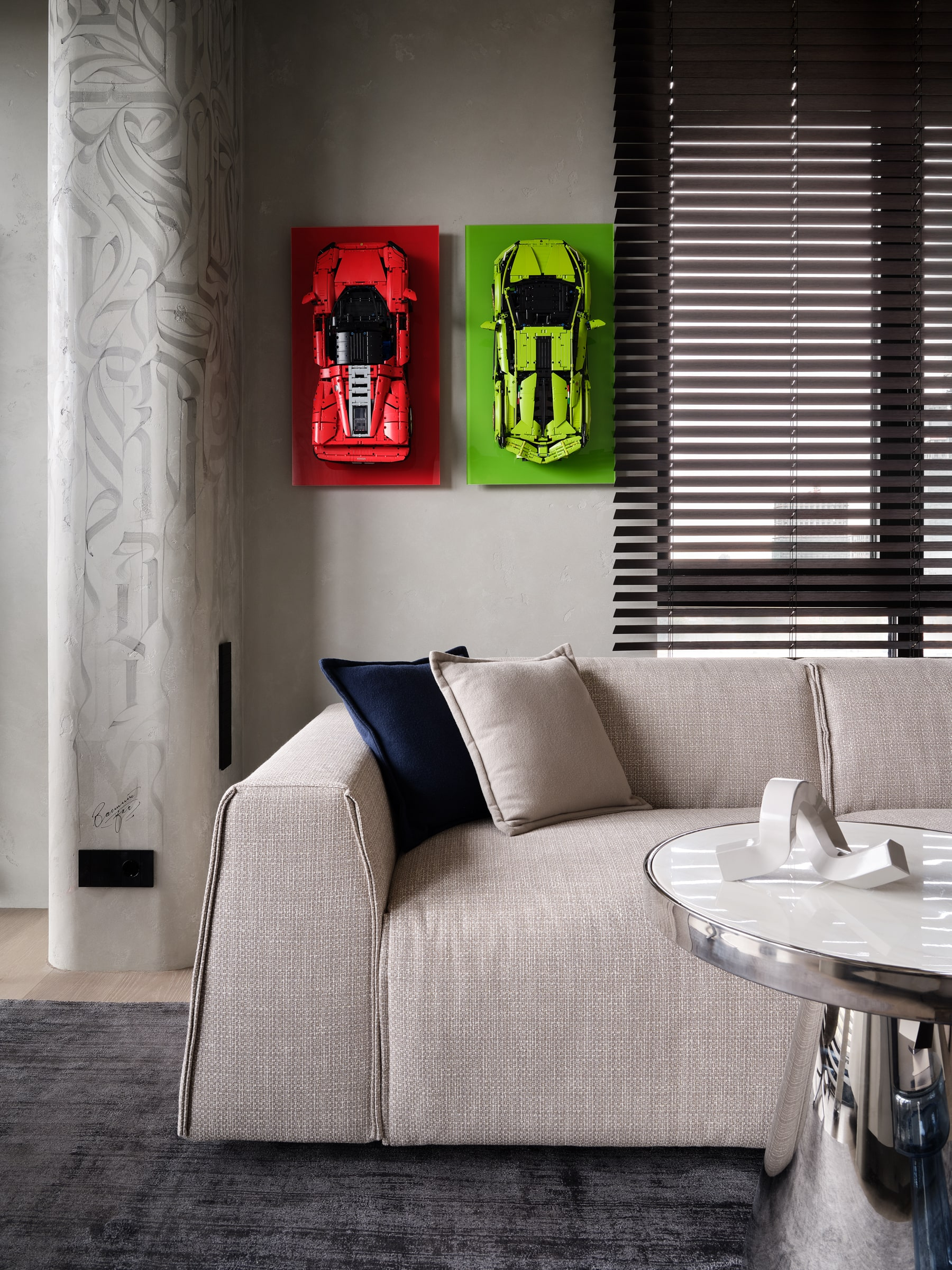 Гостиная с декоративной штукатуркой на стенах и потолке