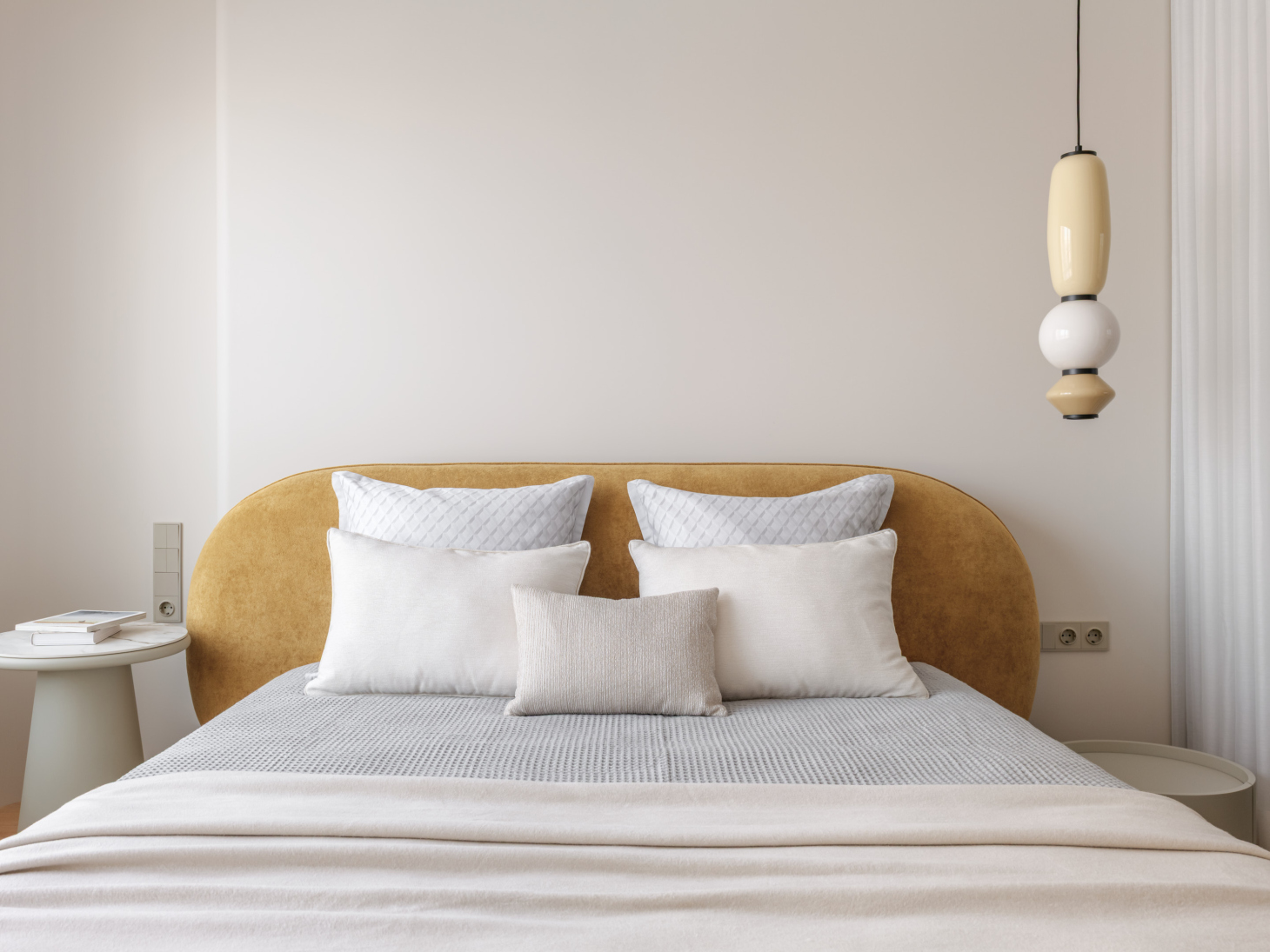 Бежевая спальня