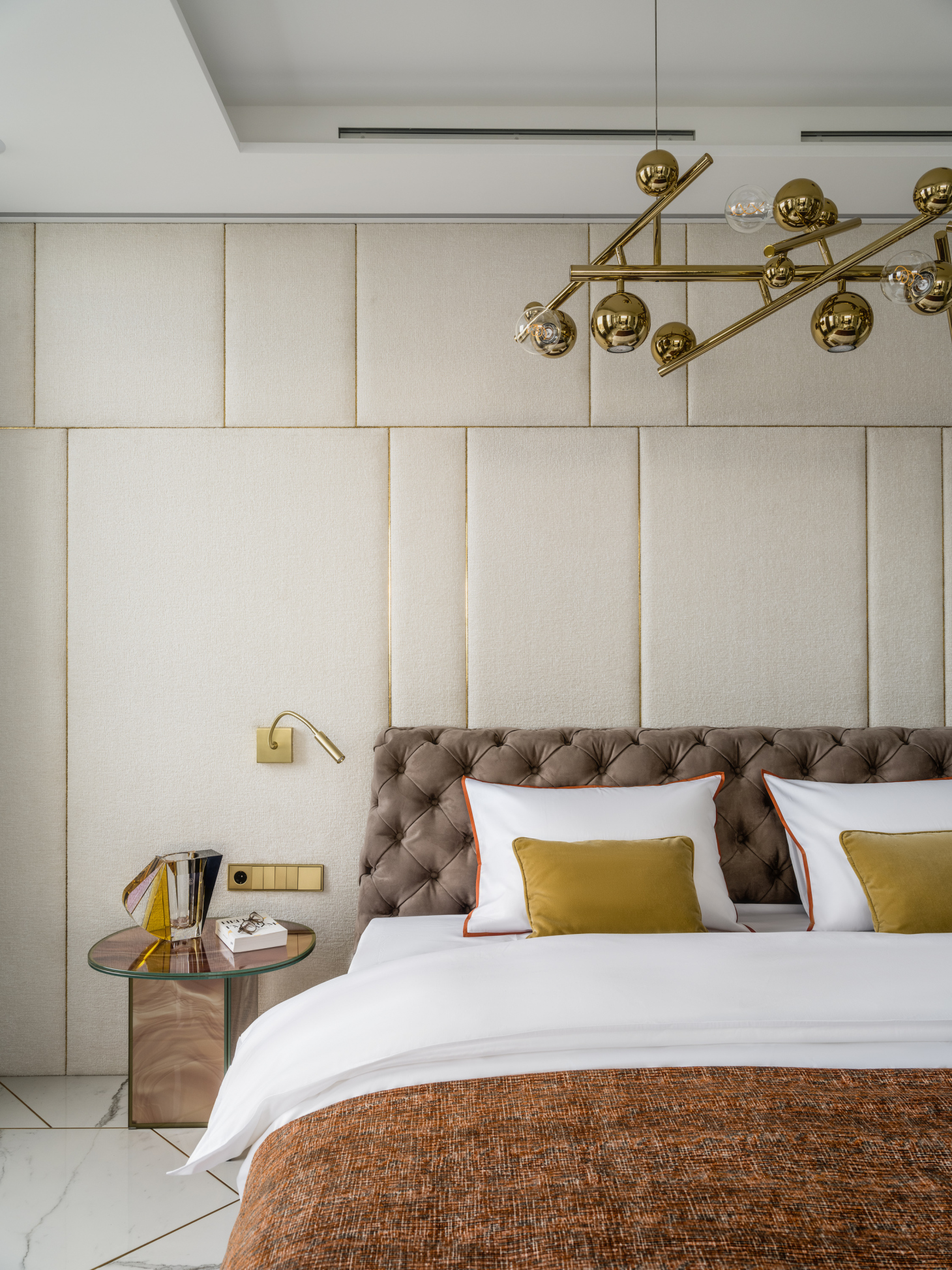 Мягкое изголовье кровати в спальне