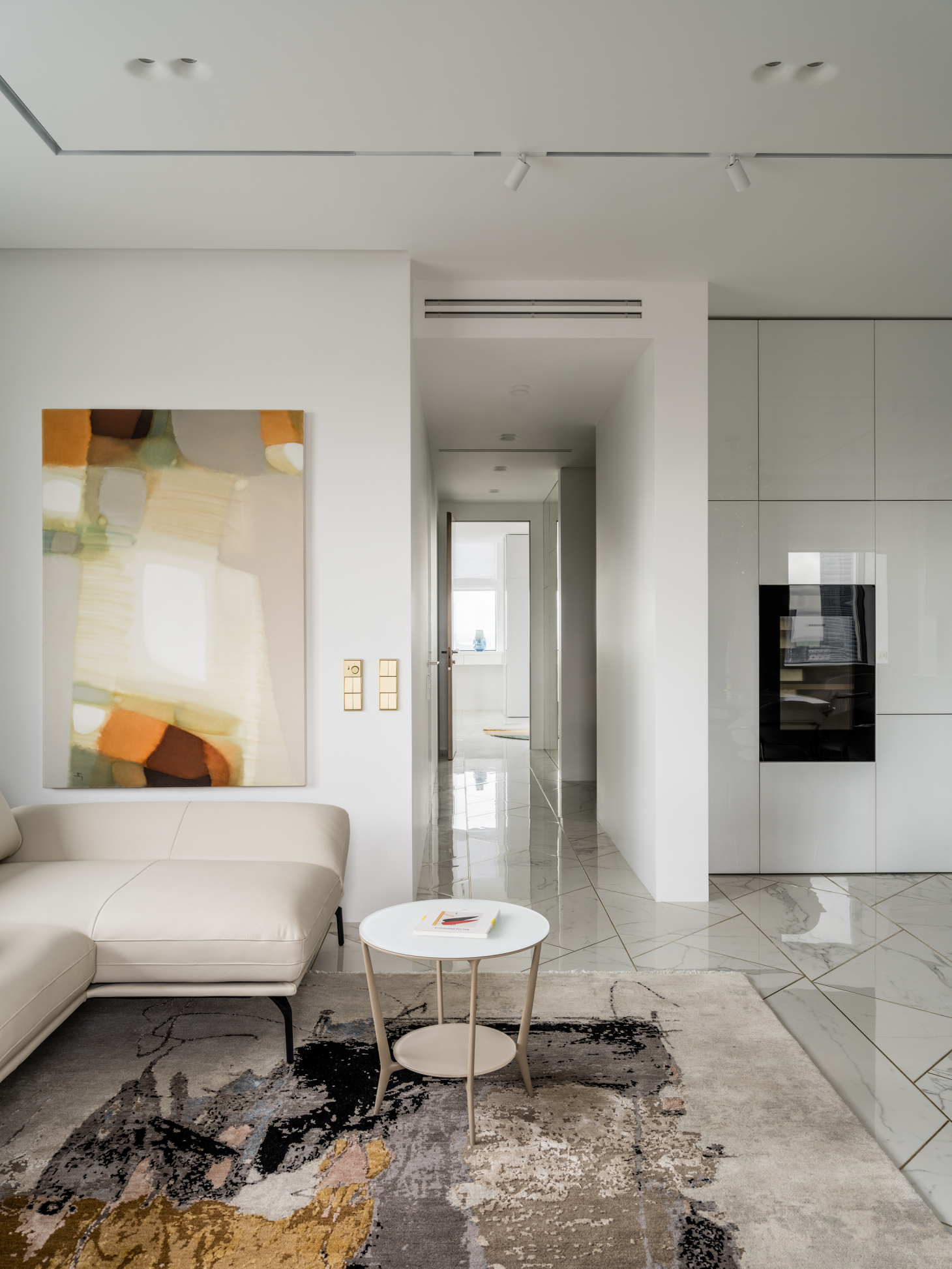 Белая кухня-гостиная с большим столом