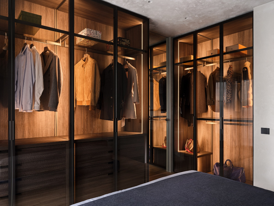 Шкаф с подсветкой в спальне