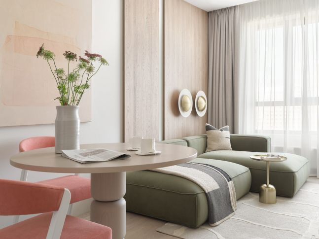 A Bright 66 m<sup>2</sup> Two-Bedroom Apartment for a Young Family With a Cat: Photos, Videos, and Estimate of the Completed Interior