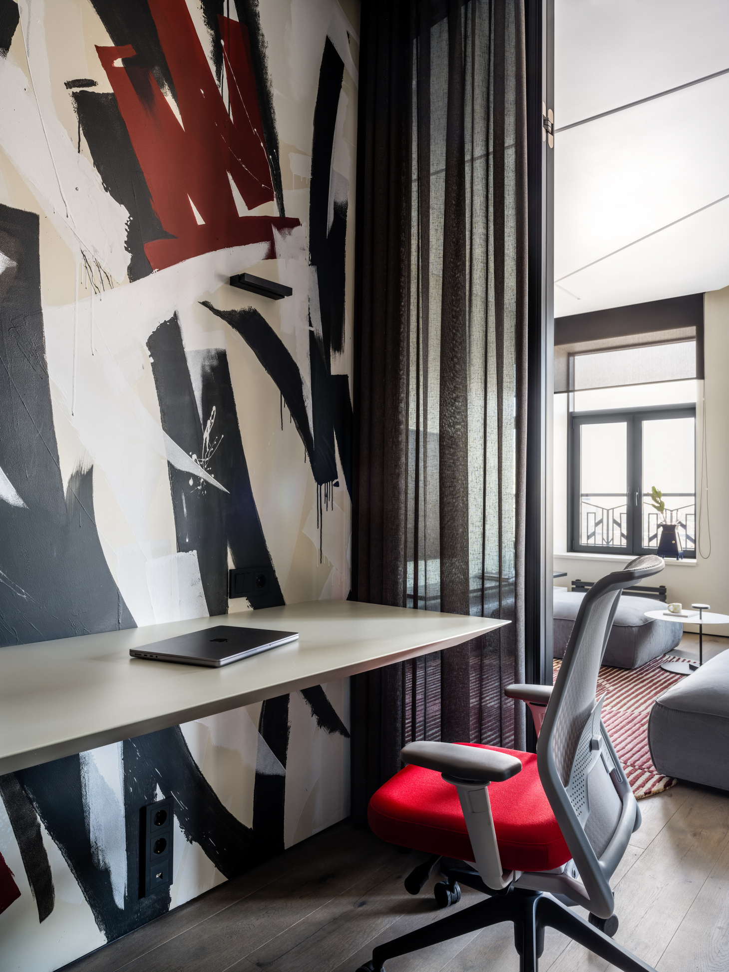 Подвесной рабочий стол в кабинете